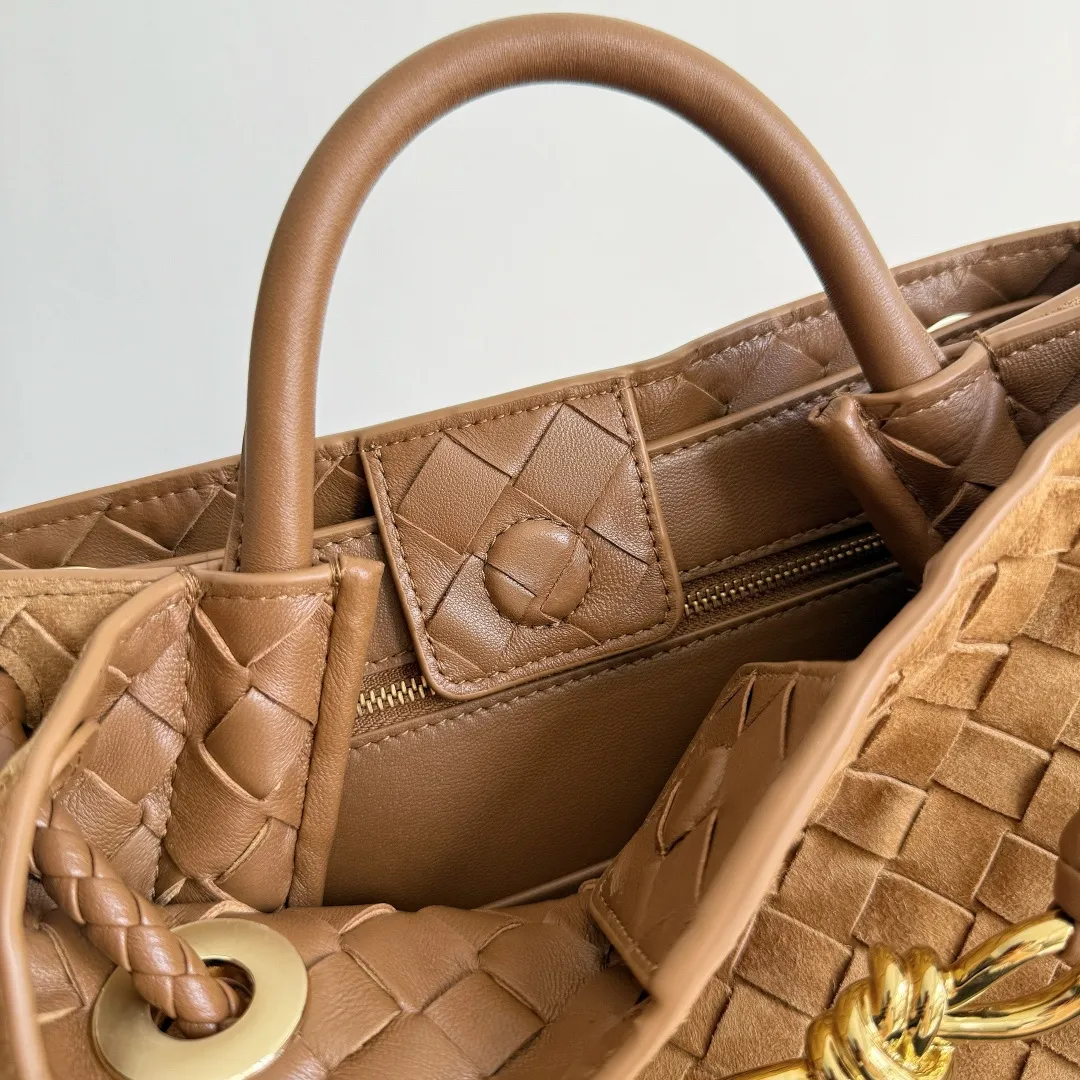 The 2023 new Andiamo batch of 1960 BV has been shipped‼ ️Really popular🔥The new Andiamo woven handbag launched by Bottega Veneta this season is really popular all over the world! ! Celebrities at home and abroad have worn it, and Oscar-winning actress Michelle Yeoh has taken it out on the street. Song Jia, Trai Yara, Yu Feihong, Sanji Ayaka, Rosie Hunting-Whiteley, Yoshioka Riho, etc. have all picked up this bag. It is classic and versatile, showing off its temperament, and the bag capacity is also large, which is very convenient for daily commuting! ! A variety of carrying methods, the shoulder straps can be adjusted by yourself, the original lambskin feels soft and delicate, and the neutral style is created to break gender boundaries and bring a more practical and longer-lasting use experience. Andiamo, which has both elegant and casual styles, perfectly interprets the true appearance of "fashionable old money style". Style number: 743568 (suede) Size: 25*22*10.5cm